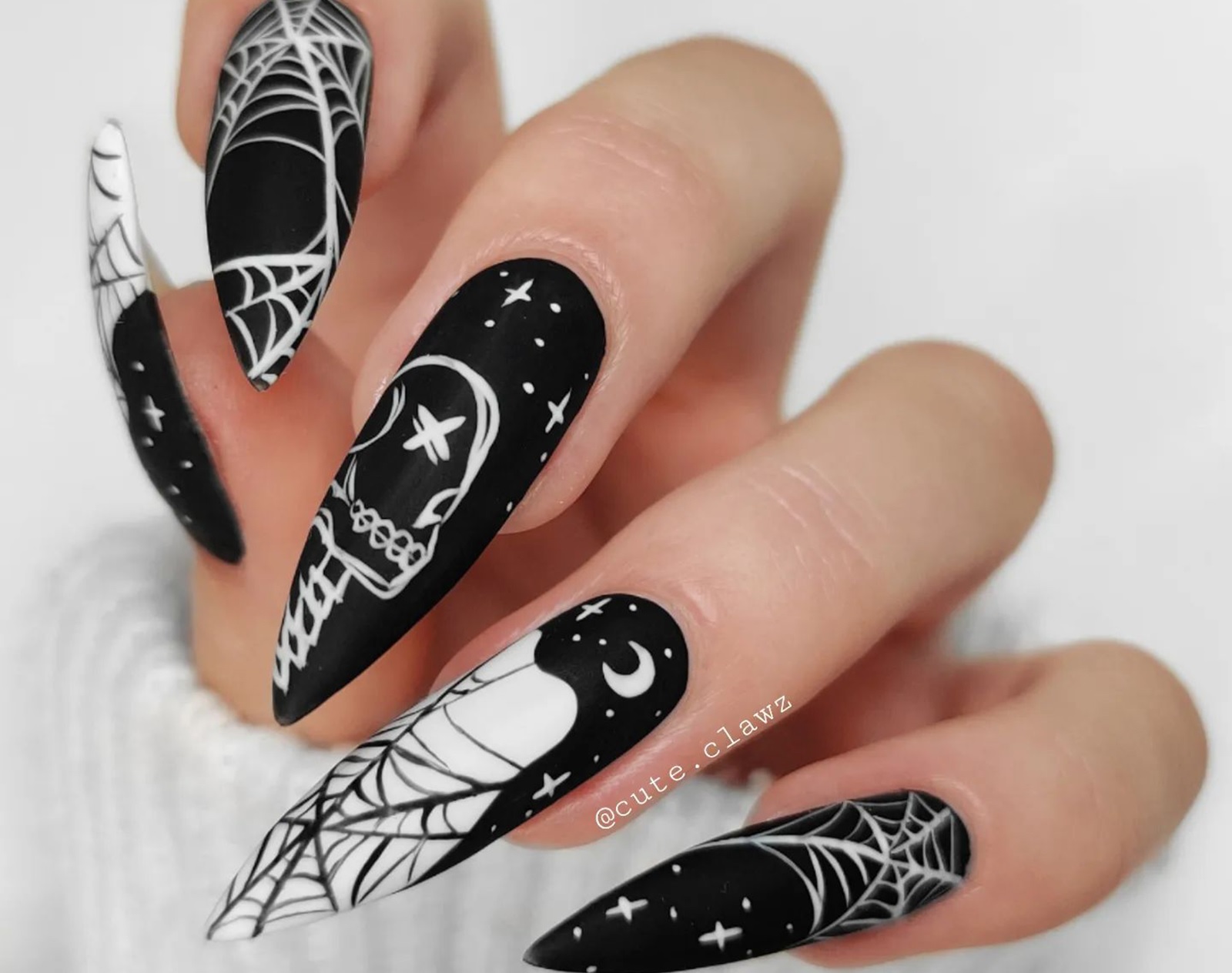 26 Trending Black Stiletto Nails Designs for the Real Baddies