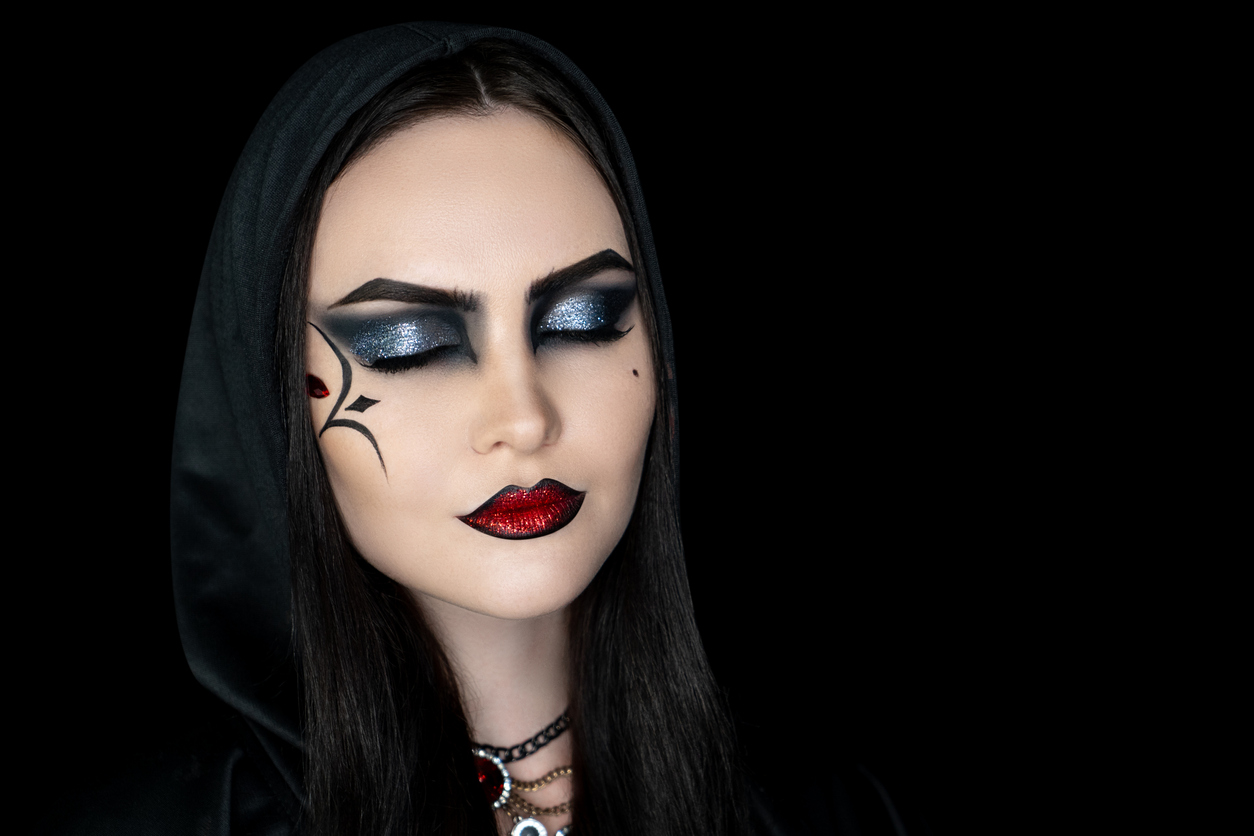 Dramatic Goth Eyeliner
