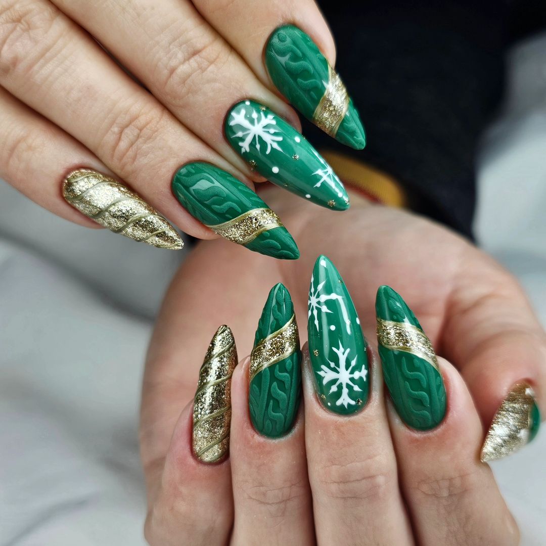 Green Christmas Acrylic Nails