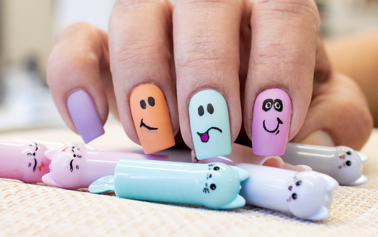 23 Smiley Face Nails That Will Make You Happy
