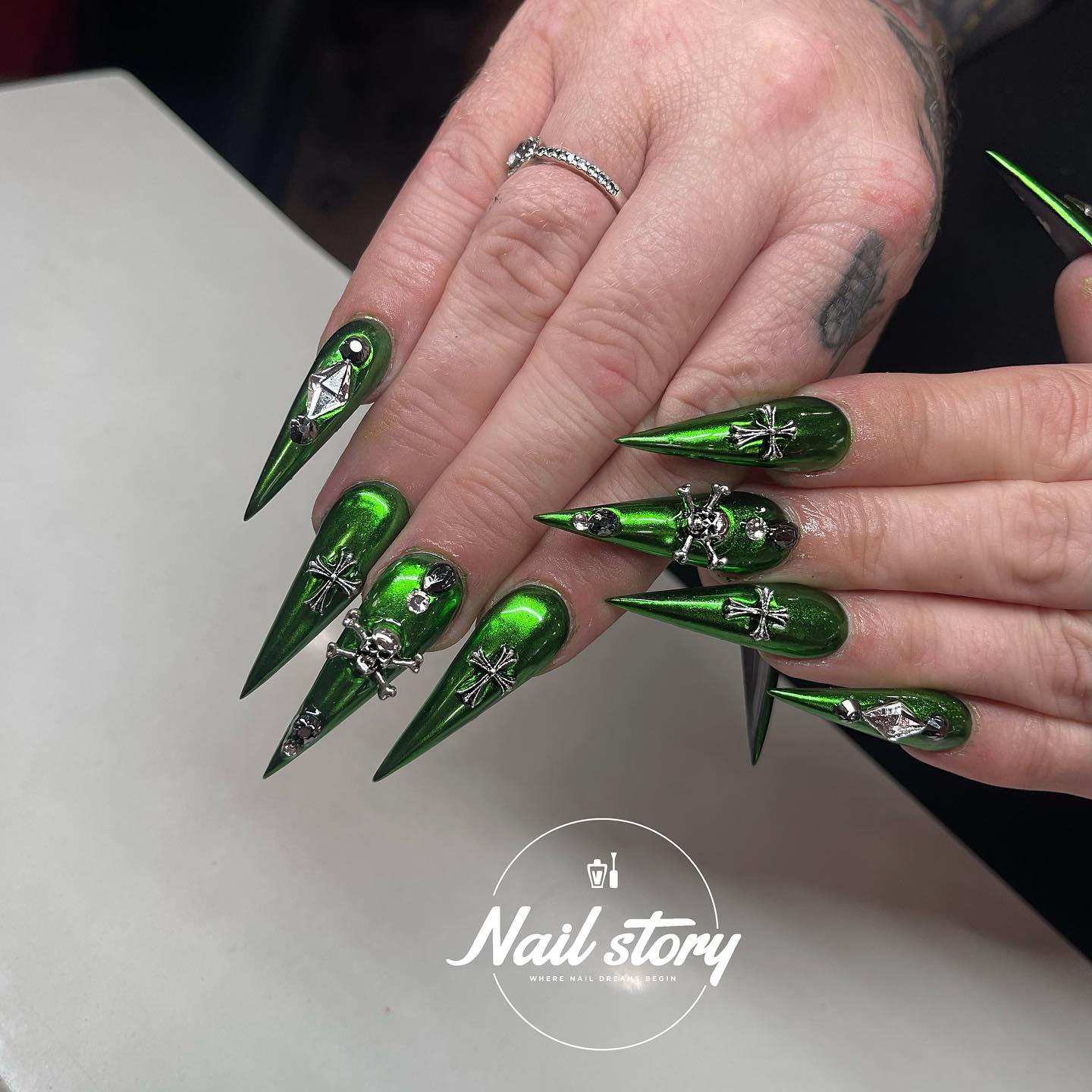 Stiletto Green Nails